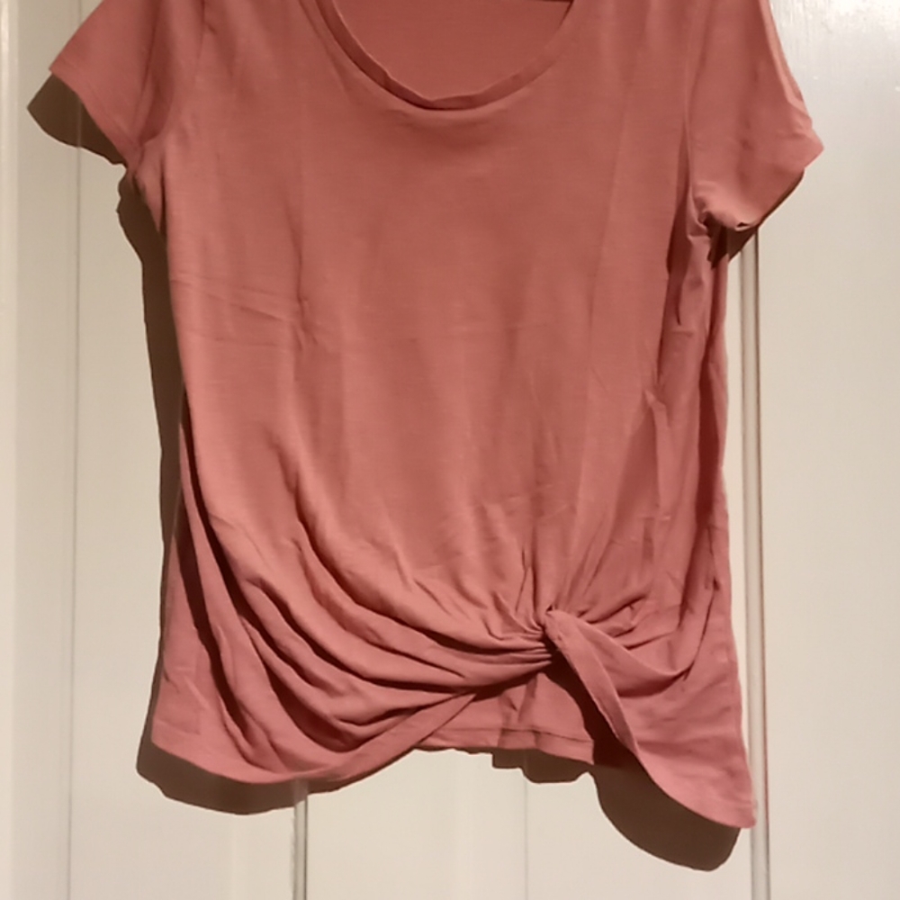 Short sleeve T with swist detail